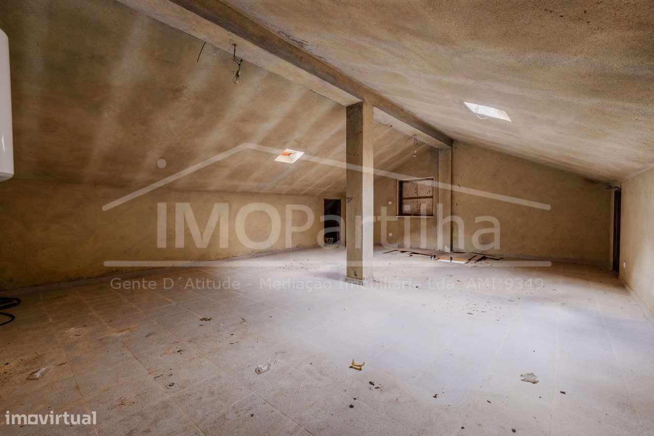 Moradia T5 Isolada com Potencial | 197 m² | São Domingos Rana-24