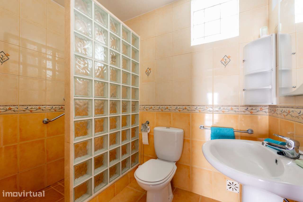 Villa de 4 quartos com personalidade e piscina em Almádena-9