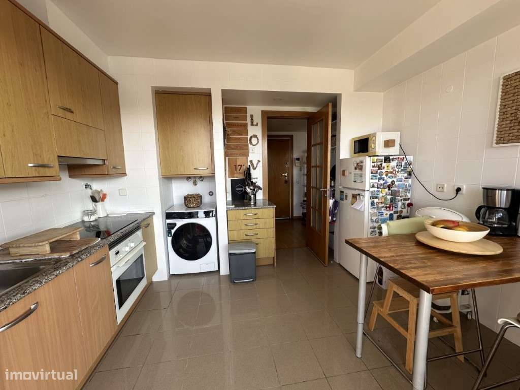 Apartamento T2 com Varandas, Vista Desafogada, Lugar de Garagem e A... - Grande imagem: 3/16