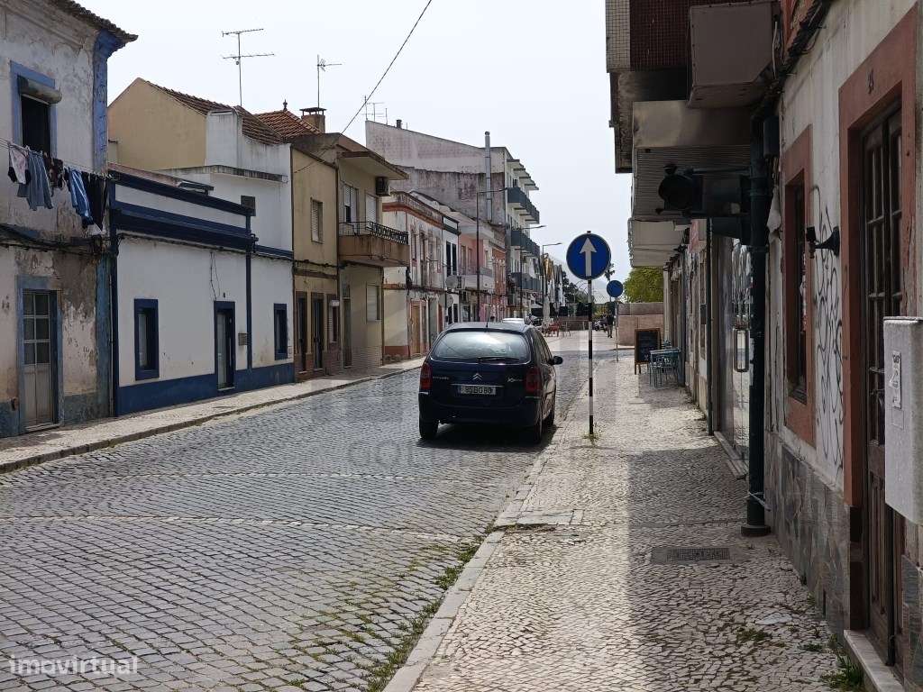 Edifício dois/três pisos-5