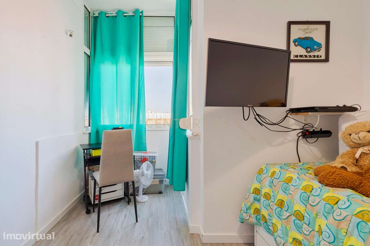 Apartamento T2/3  remodelado com excelente luminosidade e varanda fech-12