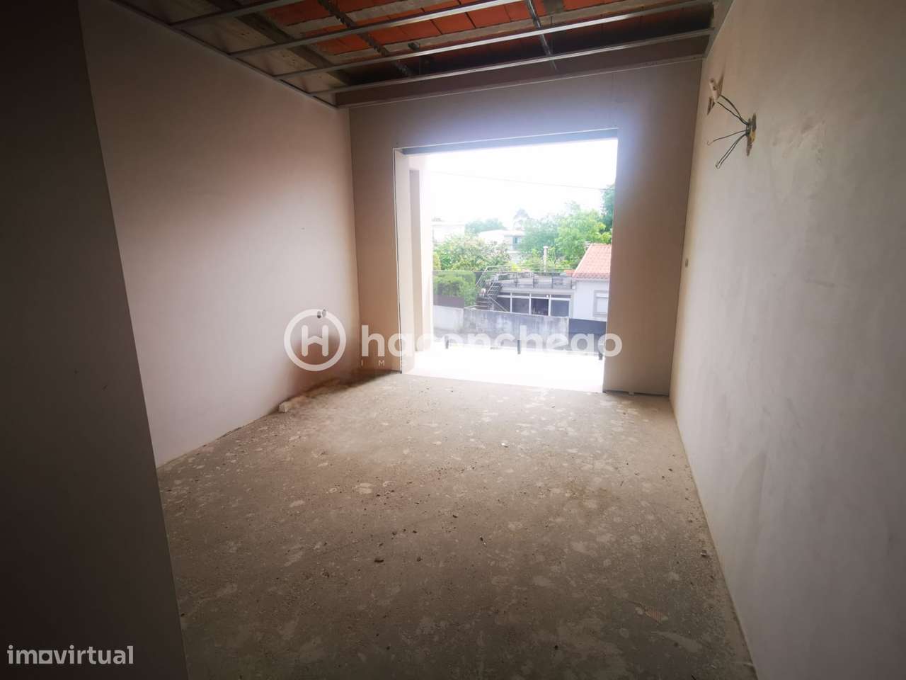Apartamento T2 com logradouro e garagem Galegos Santa Maria Barcelos-11