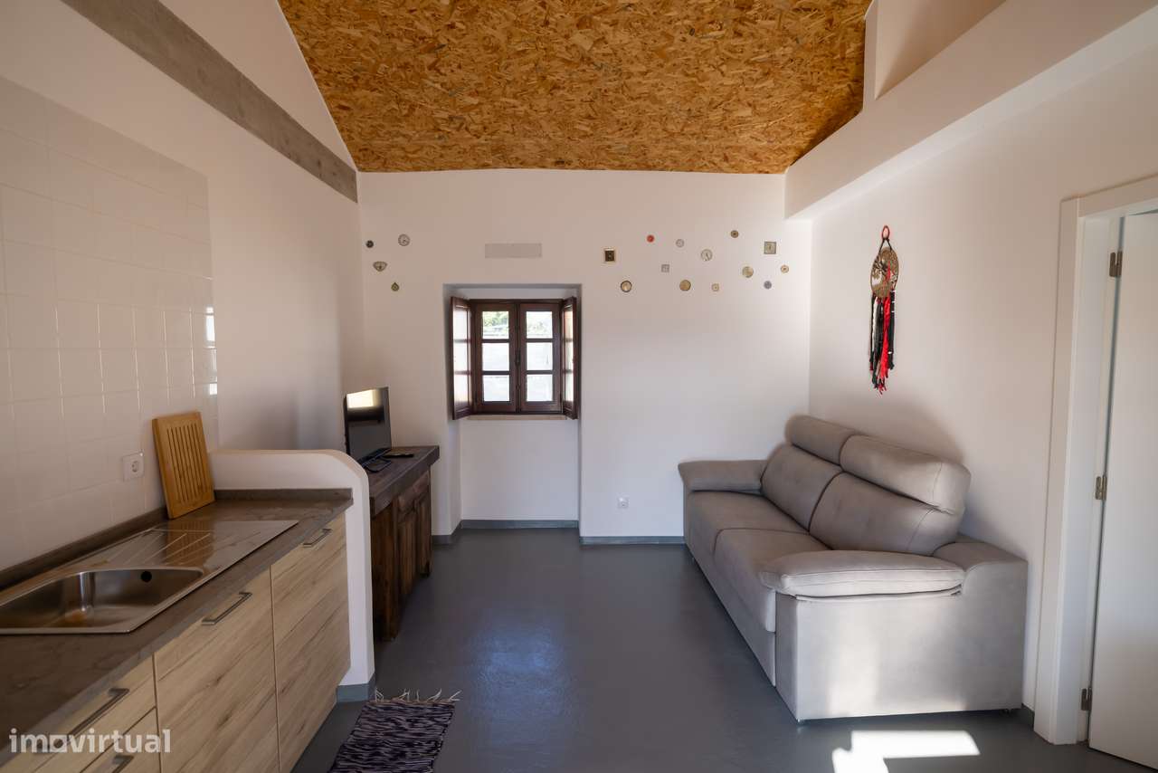 Moradia T-1 com logradouro, piscina, estacionamento.-6