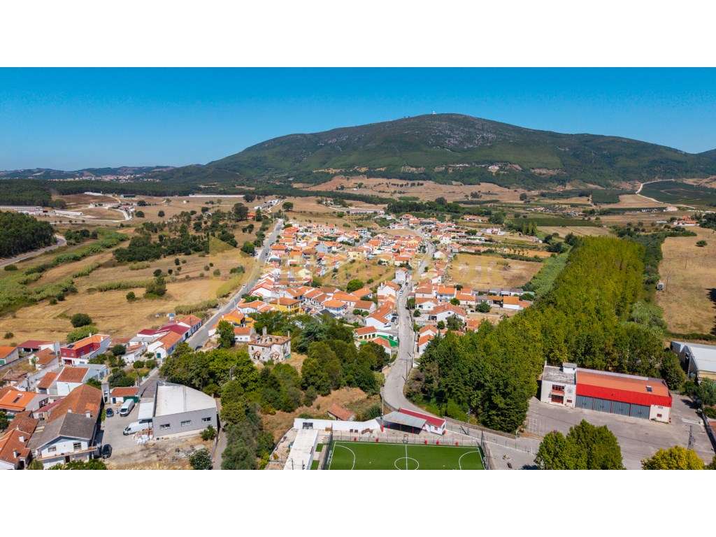 Quinta com 3 moradias e 3 garagens em Abrigada-35