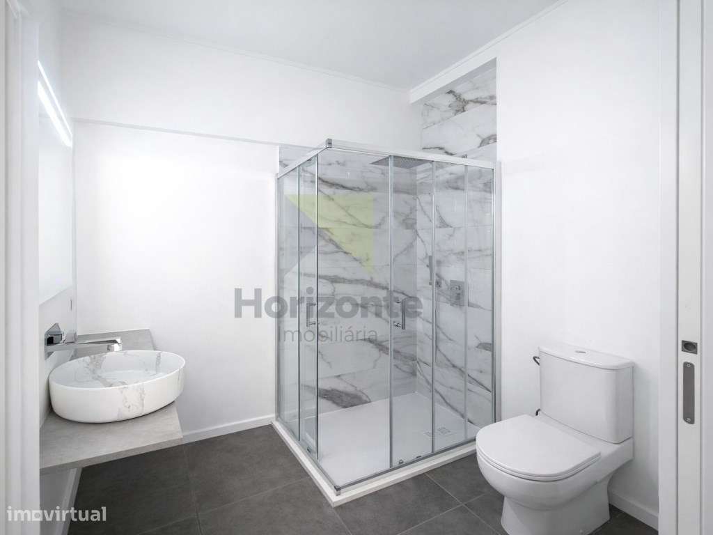 Apartamento T2 Totalmente Remodelado em Benfica-13