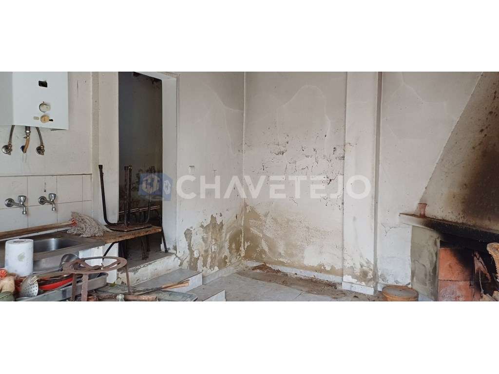 Casa Antiga Com Arrecadação e Terreno Para Recuperar, Cernache do B...-7