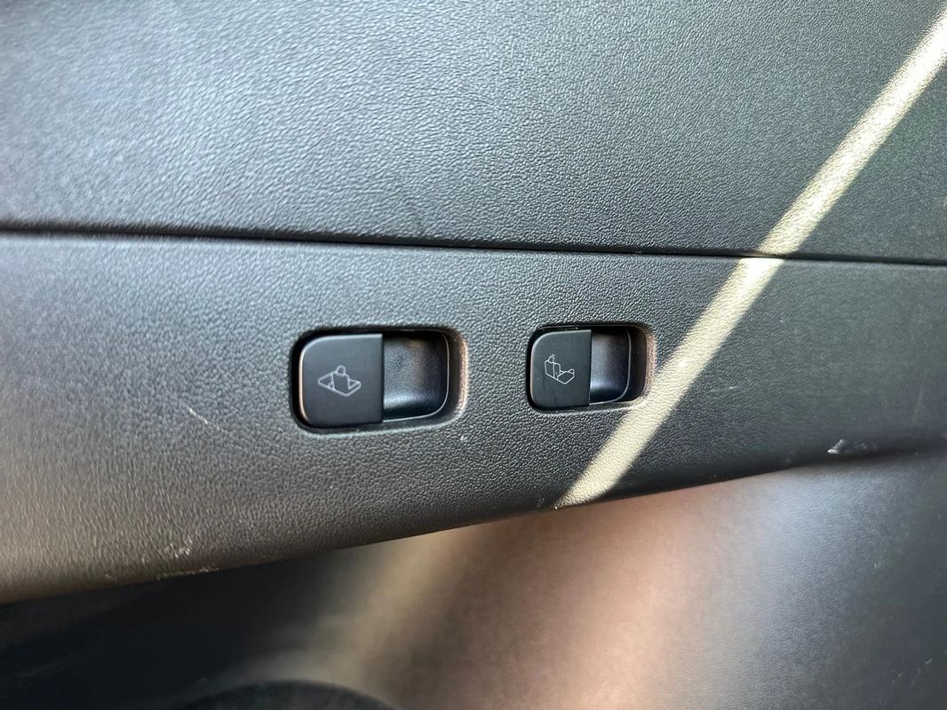Tesla Model Y Long Range Dual Motor AWD - 34