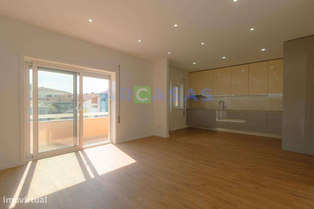 Apartamento T3 com garagem e varandas em Águas Santas, Maia-3