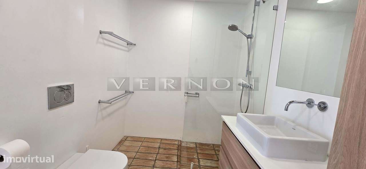 Moradia Moderna Renovada com Vista Mar e Rooftop no Centro de Carvoeir-11