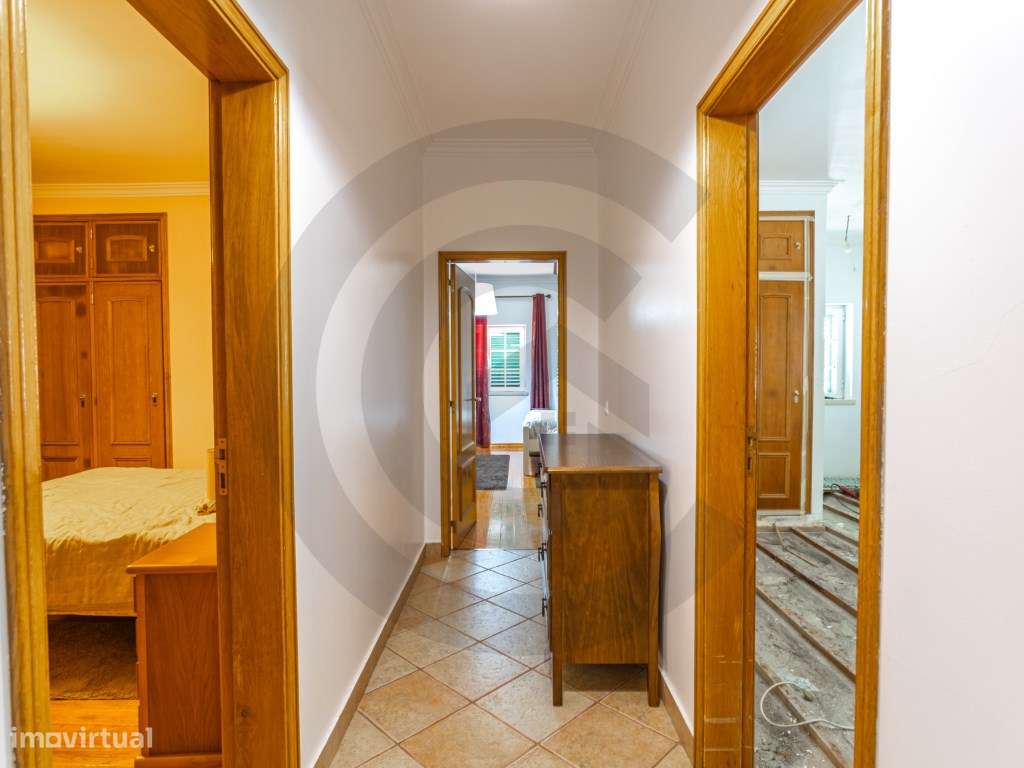 Moradia T4 com piscina e terreno urbano junto à Barragem do Castelo...-8