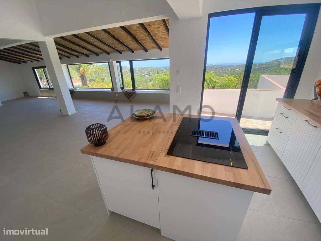 Excelente Vila V3 renovada com Vista Mar em Santa Bárbara de Nexe - Grande imagem: 3/24