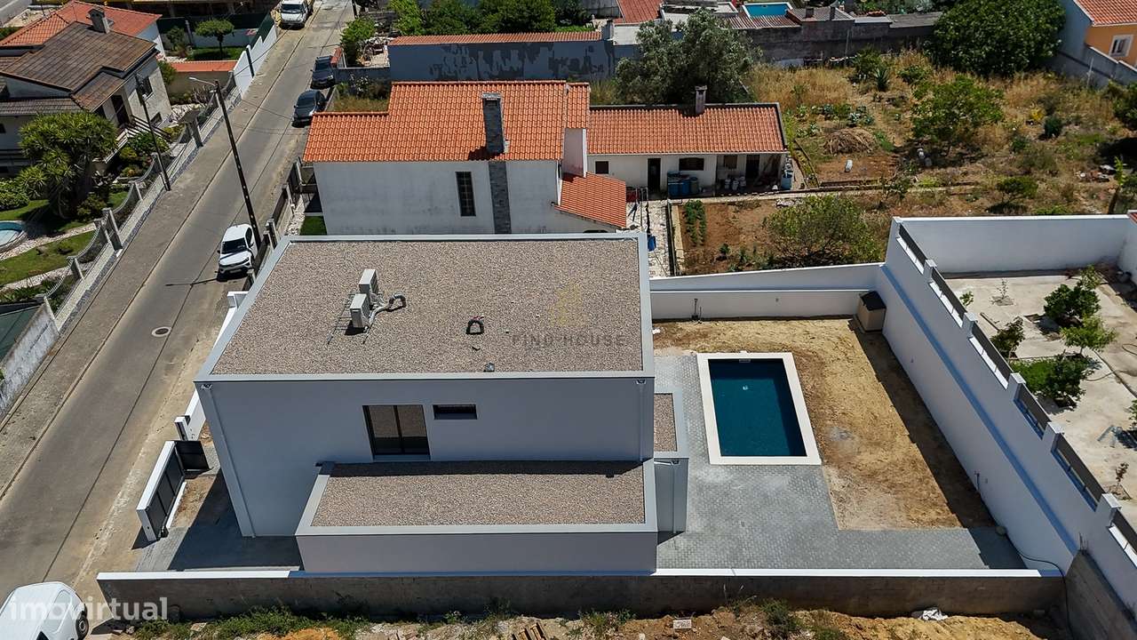 Vende-se Moradia Isolada T4 com garagem, piscina e jardim em Albarraqu-52