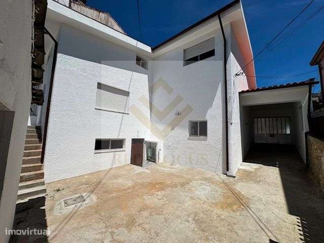 ​Moradia T3 Restaurada no Centro de Escapães-40