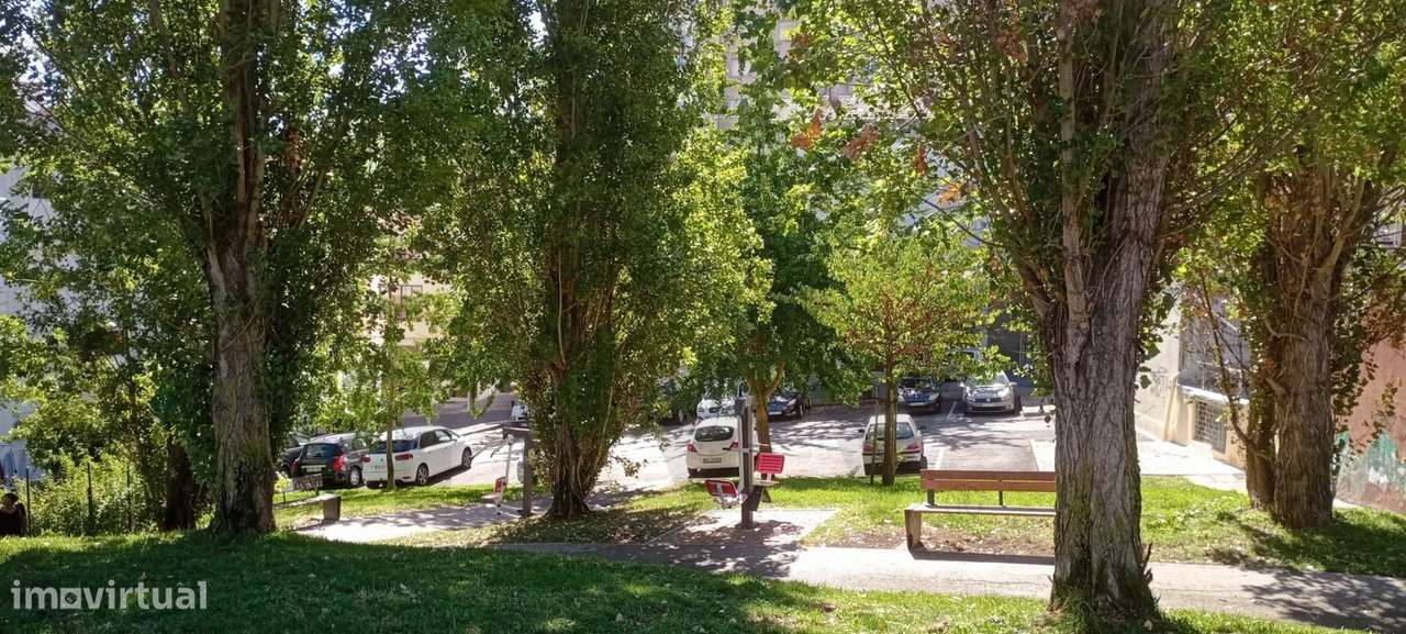 Oportunidade Estratégica de Investimento: Prédio de 2 Pisos na Amadora - Grande imagem: 5/14