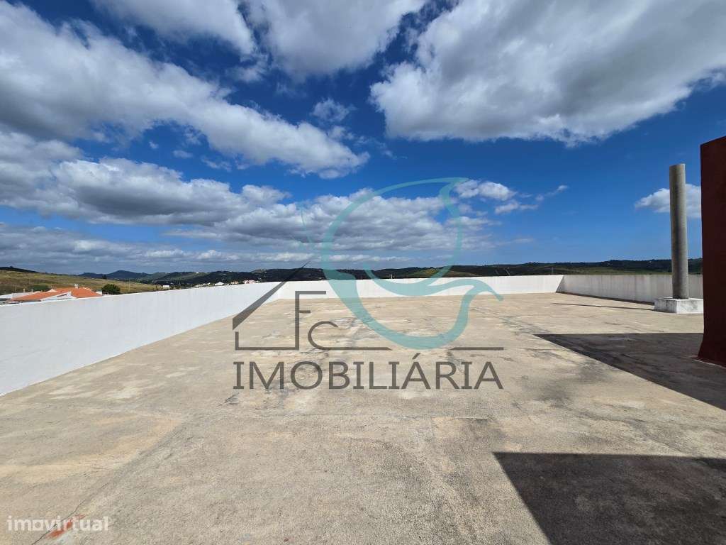 EXCLUSIVO - Excelente moradia de 2 pisos, com licença AL-41