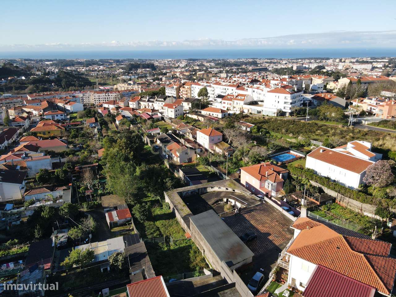 Moradia ao Hospital Santos Silva - com garagens, anexos e espaço de gr - Grande imagem: 4/34