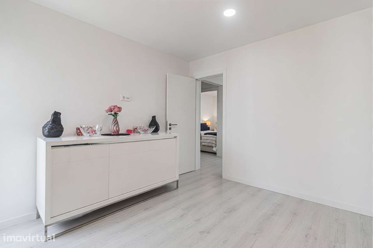 Apartamento T2 + 1 totalmente remodelado, Corroios prédio com elevador-16