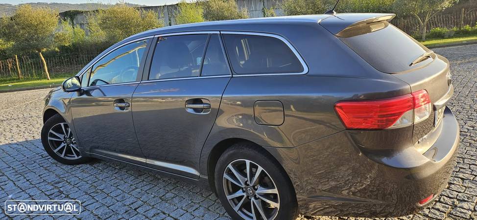 Toyota Avensis SW 2.0 D-4D Luxury - 3