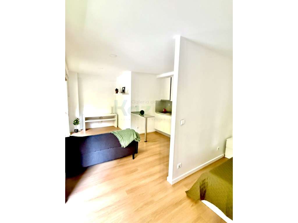 Escritório adaptado para T0 - Garagem - Av. Marquês de Pombal - Leiria-8