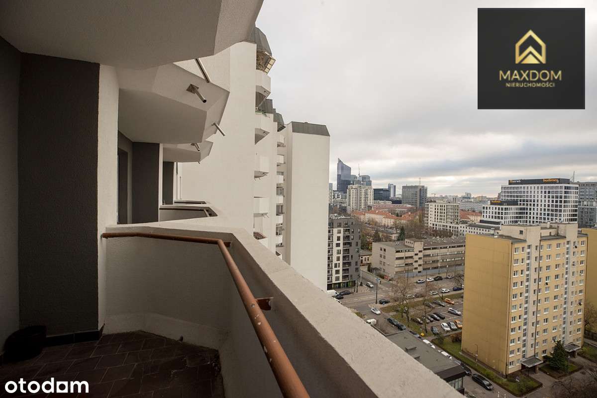 Przy samym wejściu do Metra Płocka + parking-15