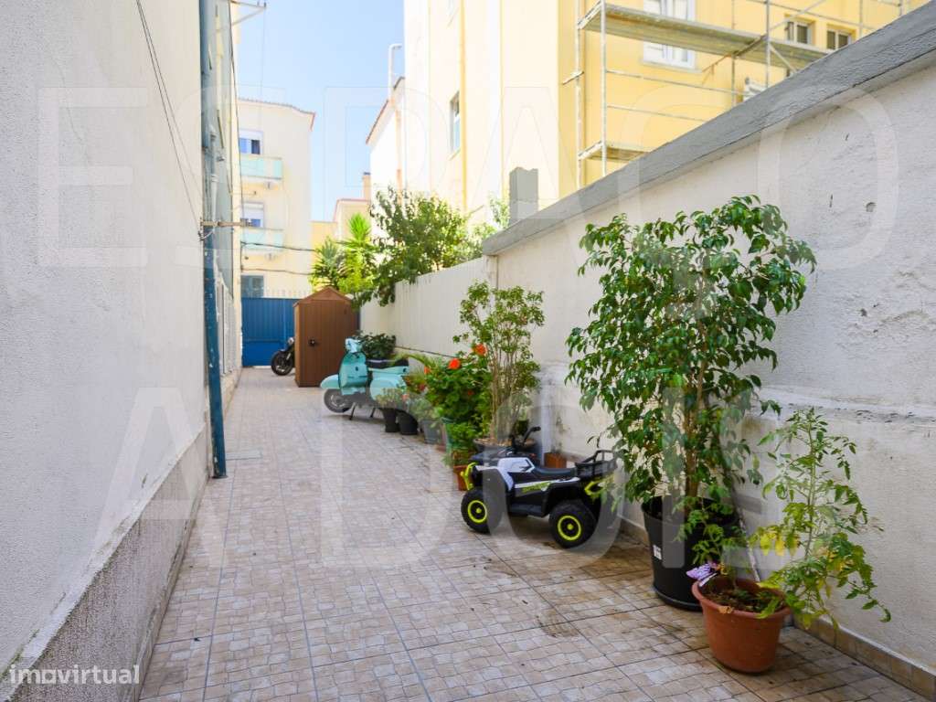 Amadora Centro | T3 Remodelado com 2 Suites e um Fantástico Logrado...-57