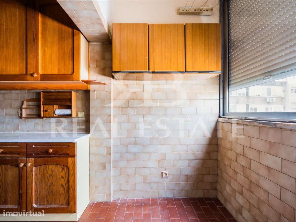 T2, para remodelação total | junto à Praça de Espanha | centro de L...-22