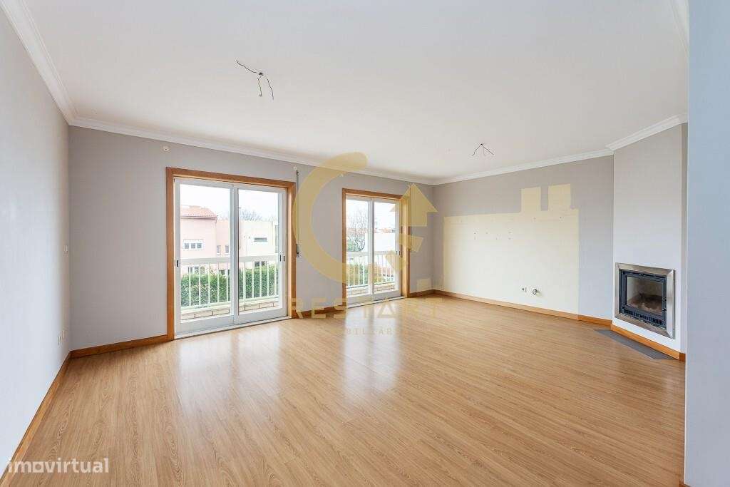 Apartamento T3 com excelente exposição solar, box fechada e junto ao m-15