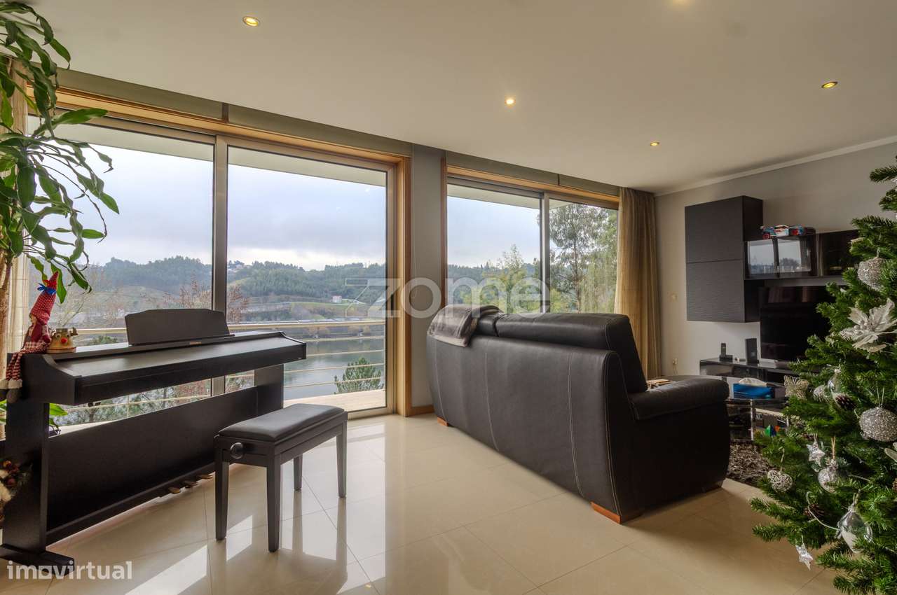 Moradia T3 | 3 Suítes e Piscina com Vista Rio-49