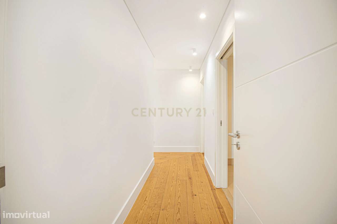 Apartamento T4 +1 com 272 m2 Vista Panorâmica em Lisboa e 3 Lugares de-24