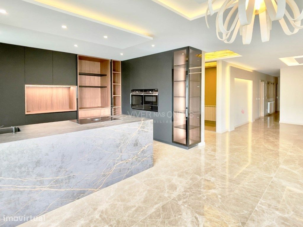 Apartamento T4 totalmente remodelado, com garagem e vista mar, em V... - Grande imagem: 1/31