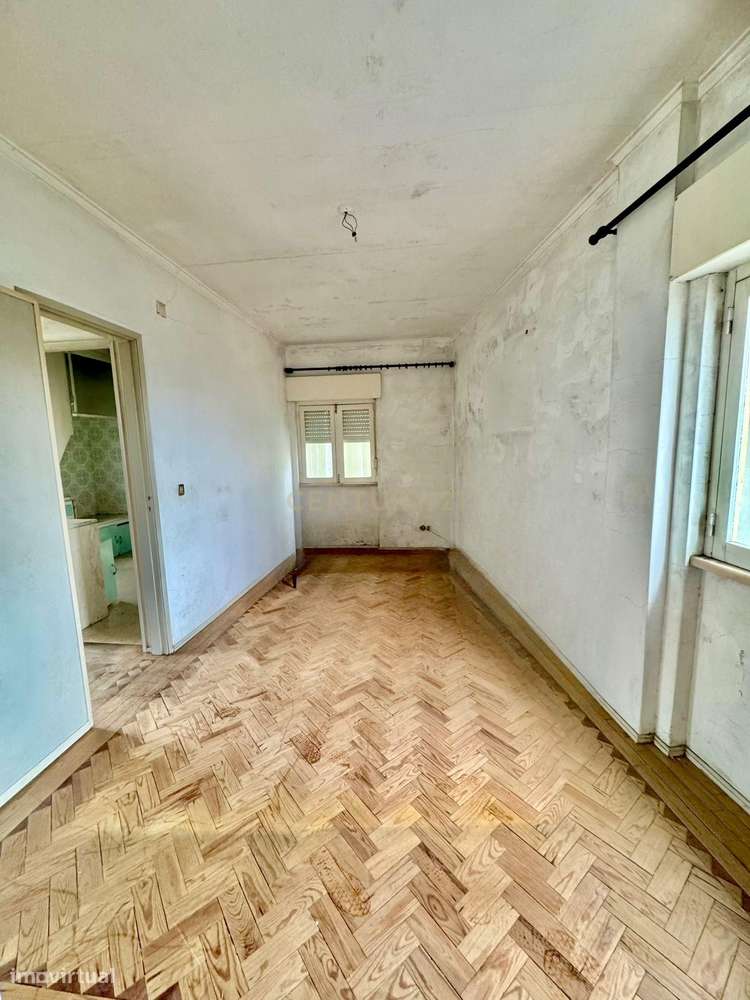 Camarate - Prédio de 2 andares de utilização independente-8