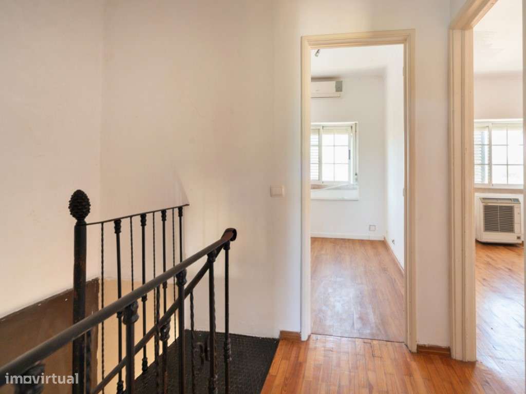 Moradia geminada de esquina em Caselas, com jardim e projecto aprovado-25