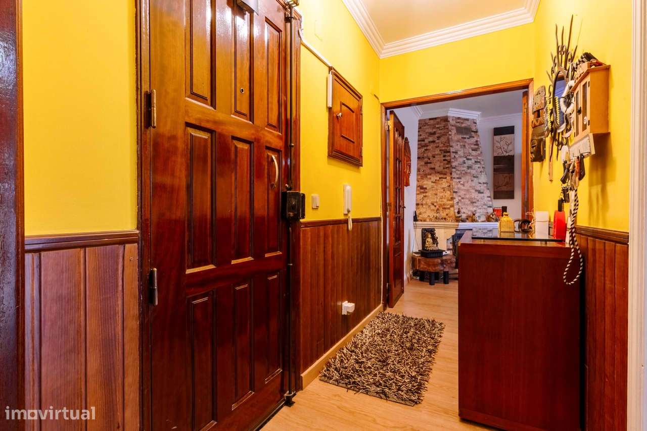 Apartamento T2 Remodelado c/ Lugar de Estacionamento em Mem Martins, S-4