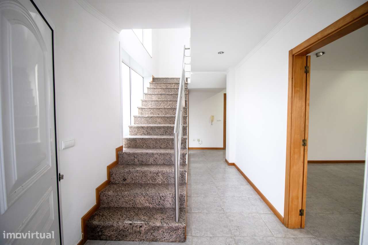 Moradia T4 Usada em Excelente Localização – A Apenas 1 km da Praia-9