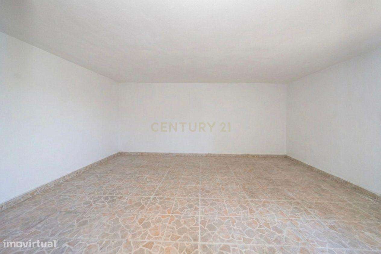 Moradia T2 com Terraço, Quintal e Vista Rio no Casal das Figueiras, Se-24