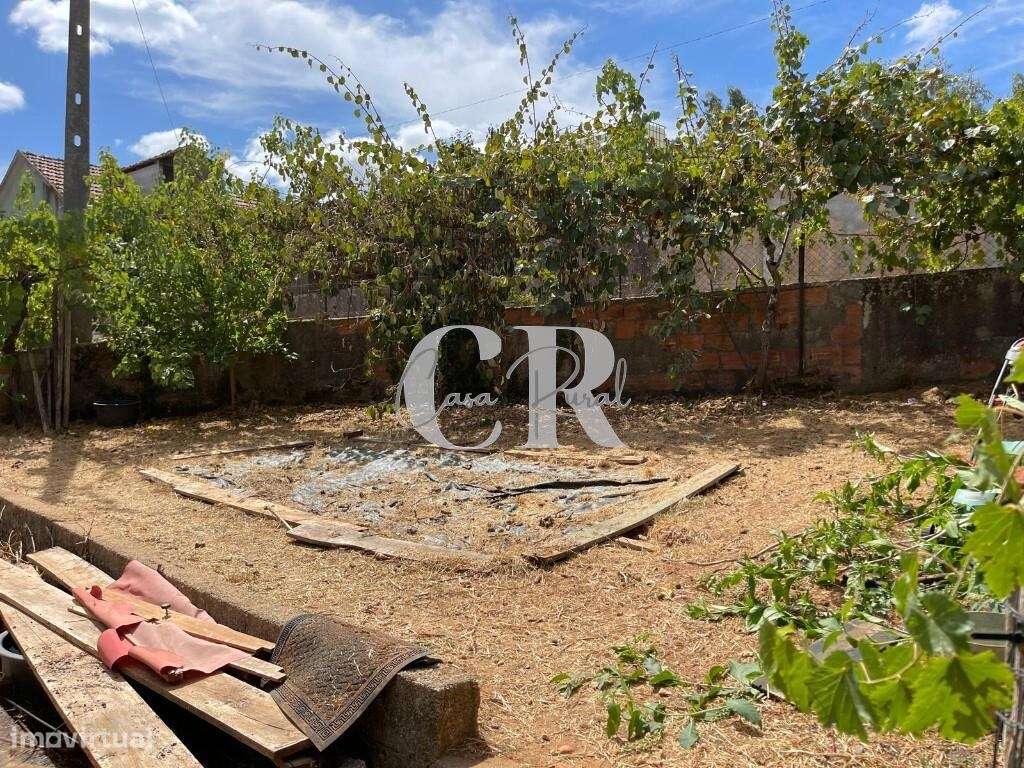 Moradia Térrea Isolada de 2 Quartos com Jardim, Anexos e Garagem, entr-17