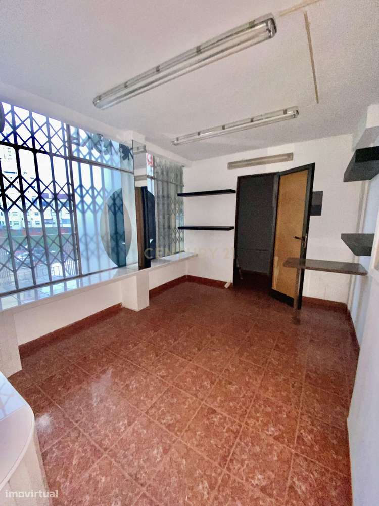 Loja para venda na Reboleira-9