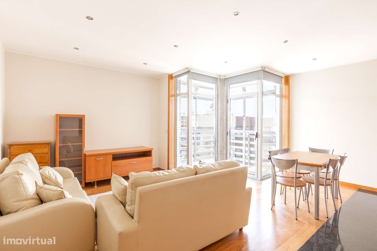 Fantástico T2 com terraço privado e lugar de garagem-1