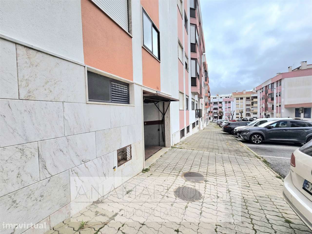 T2 Remodelado com Box para 2 Carros | Open Space 37m² | Vista Verde |-24