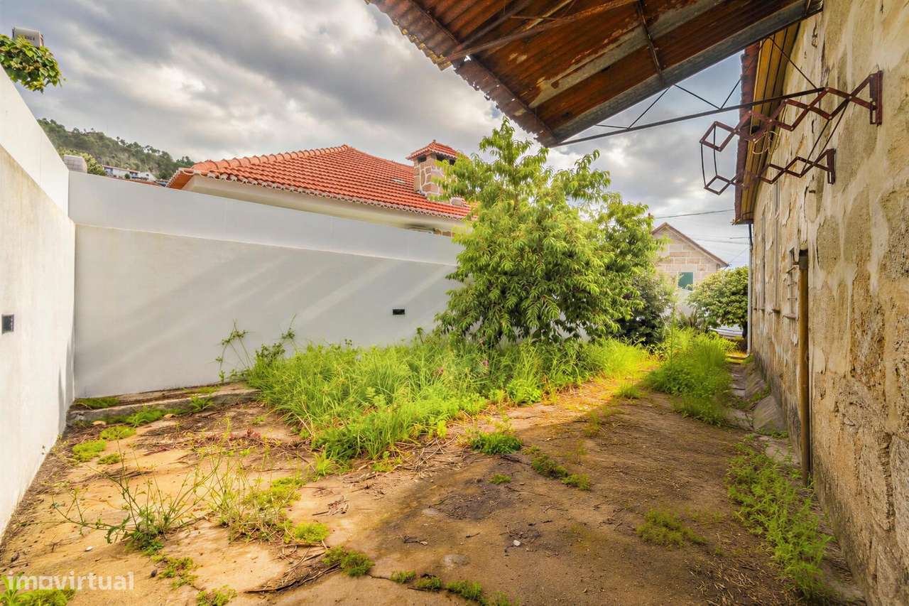 Moradia T2 renovada com Terraço, Jardim e Armazém - Centro de Baltar-23