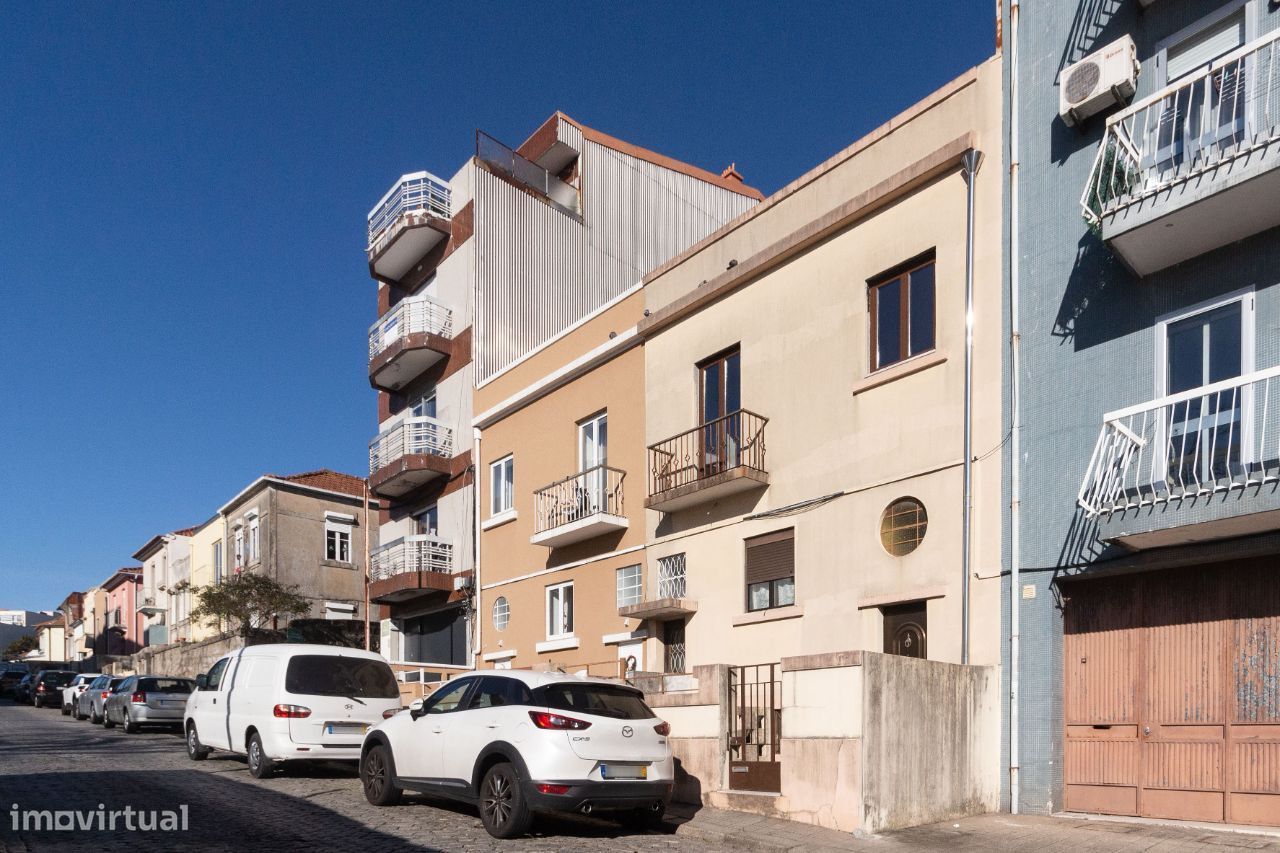 Bom negócio de moradia para remodelação em zona central do Porto