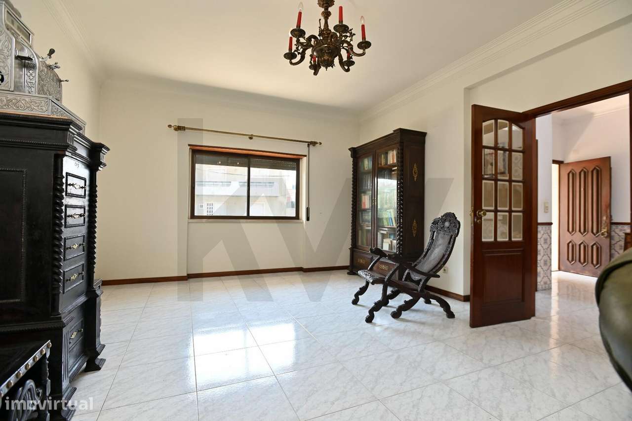 Moradia T4+1 com Jardim, Sótão Suíte e Garagem Ampla – Mem Martins, Si - Grande imagem: 4/43