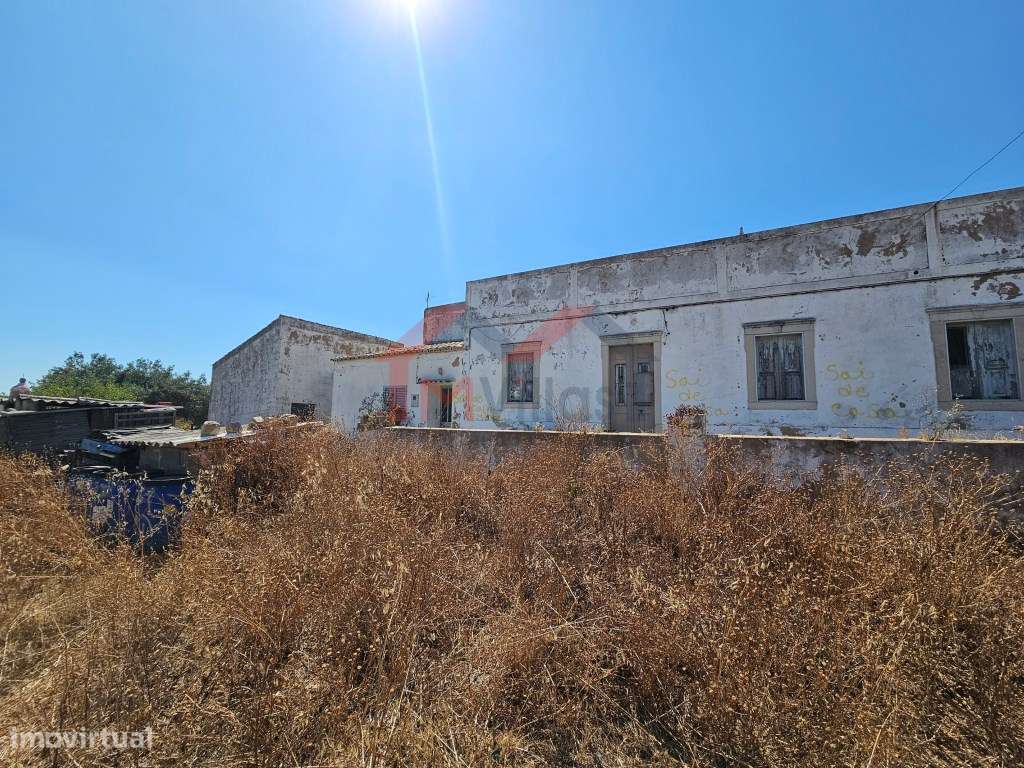 Moradia tradicional V5 para recuperar com terreno de 31.000 m2 - Loulé-1