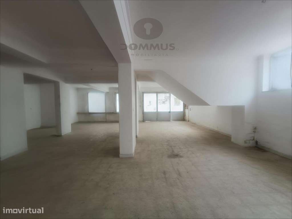 Loja / Armazém com acesso direto para a rua no Cacém - Grande imagem: 5/17