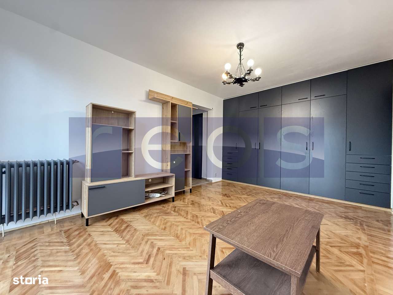 Va prezentam spre vanzare un apartament cu 2 camere, semidecomandat, situat la etajul 3 din 4, intr-un bloc solid construit in anul 1965, in zona Titan, pe Bulevardul 1 Decembrie 1918