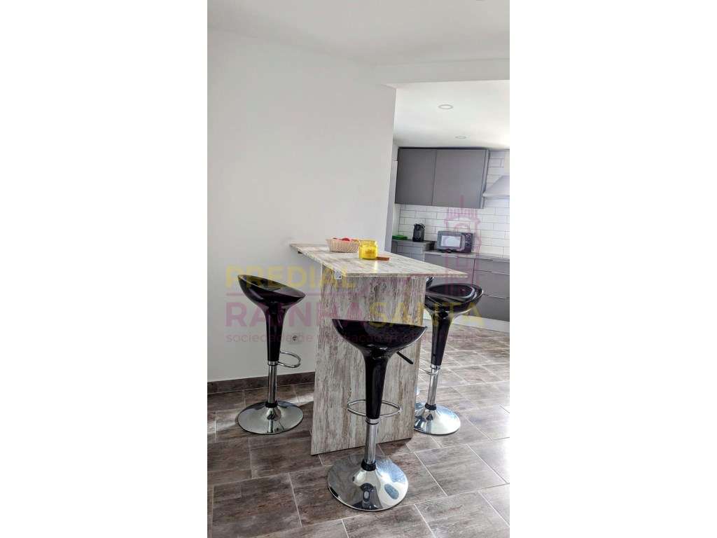 Prédio c/ três apartamentos T4 e lavandaria - Coimbra-9