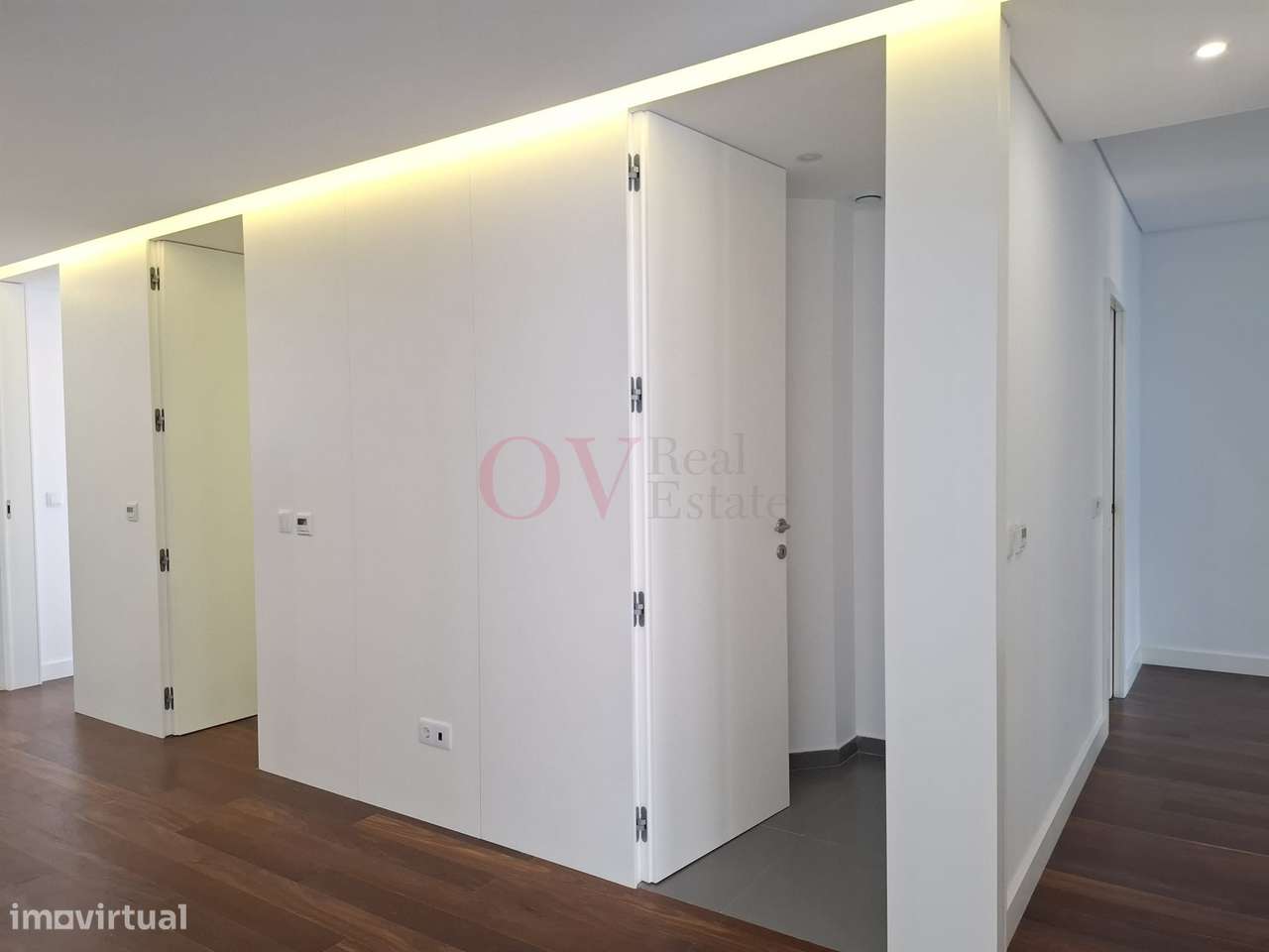 Apartamento T4 com remodelação total na rotunda da Boavista-7