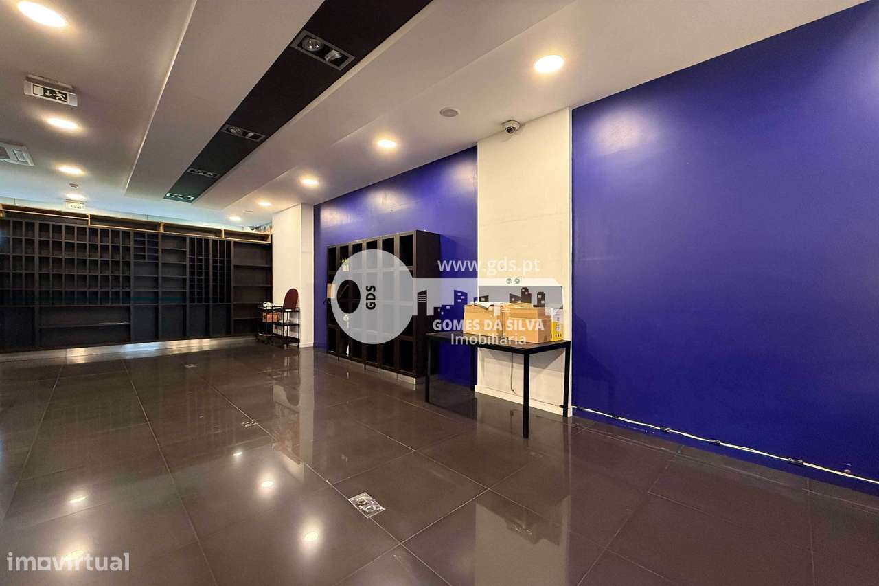 Loja sita na Avenida da Boavista em Lordelo do Ouro - Grande imagem: 4/15