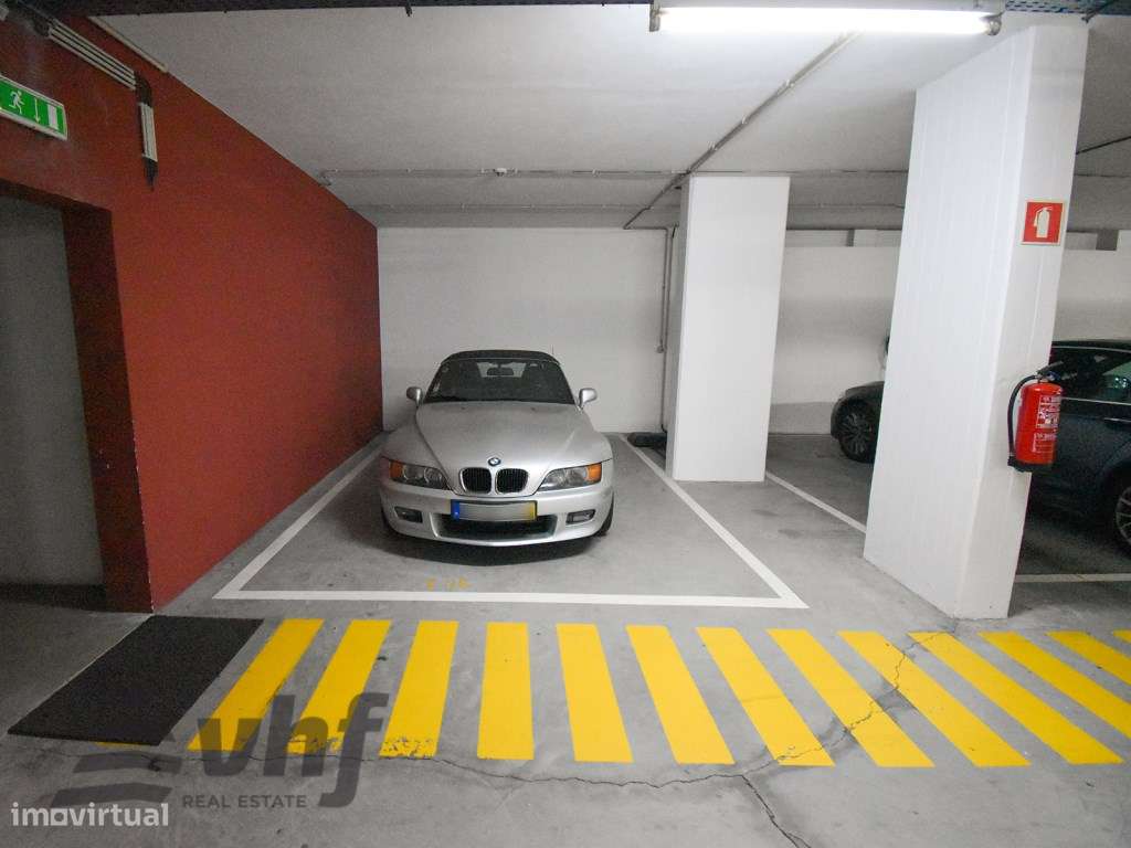 Oportunidade Única: T5 de Excelência no Condomínio Jardim das Camélias-31