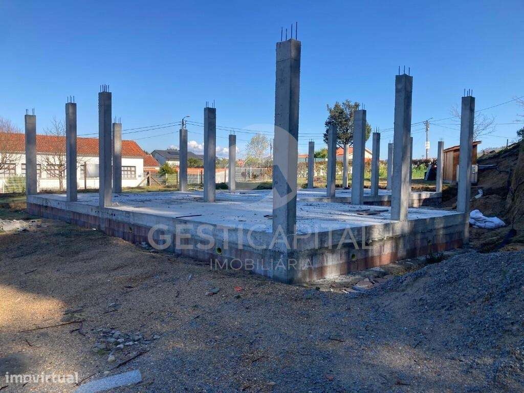 Oportunidade de Investimento: Moradia já com  Estrutura em Soalhães –-9